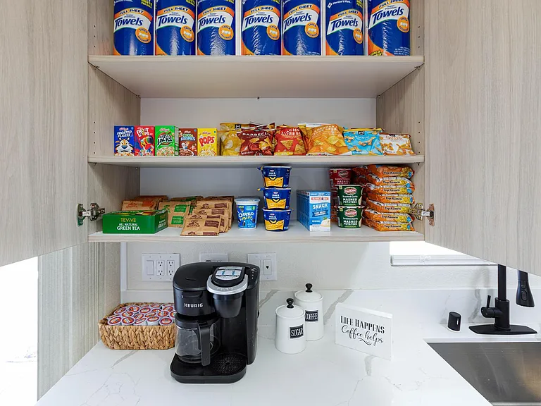 F & B 
Snack Station
