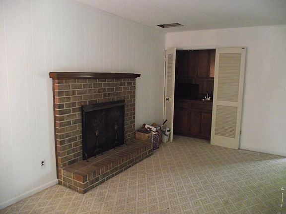 Family Rm w/Wet Bar & Brick Fireplace