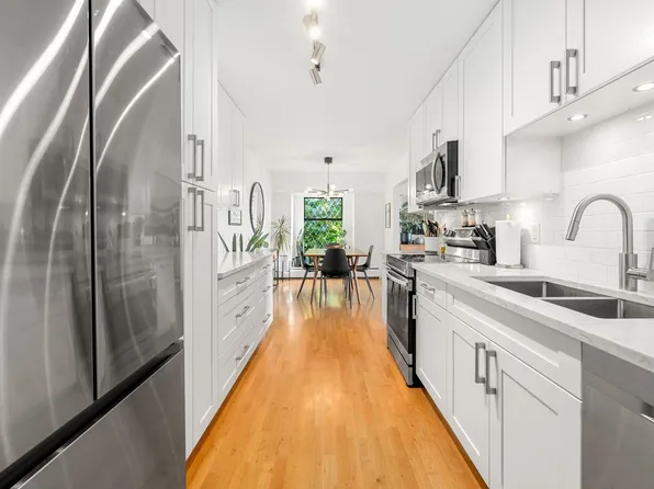 150 E 5th St #204, North Vancouver, BC V7L 1L5