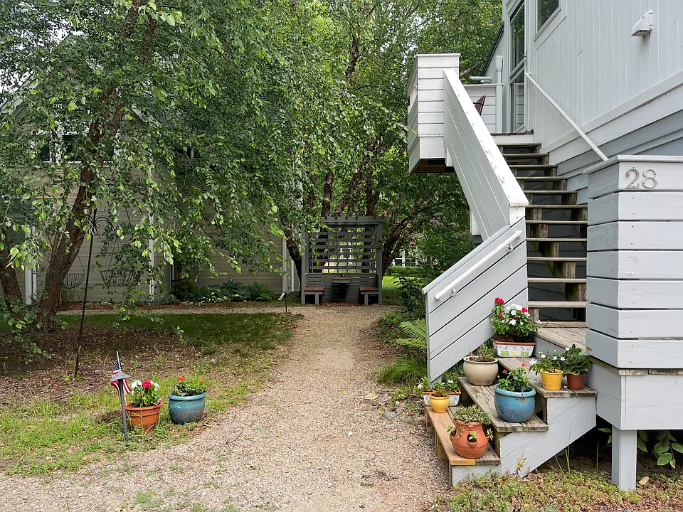 28 Tryon Farm Ln