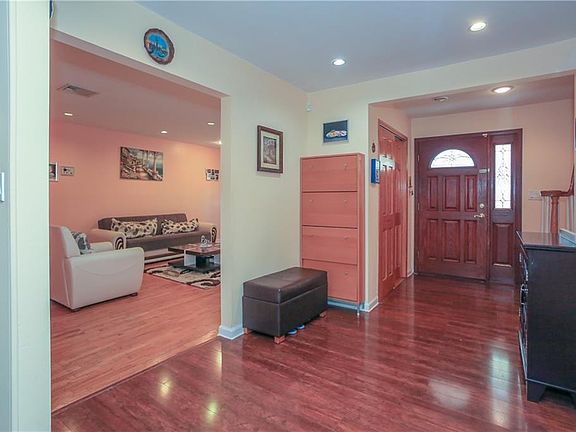 3rd image of 6 Babbling Brook Ln