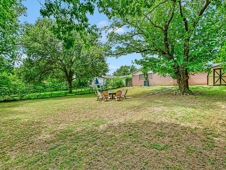 1009 Meadow Park Dr — Photo 17