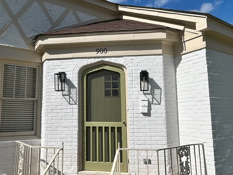 900 Pinehurst Pl — Photo 1