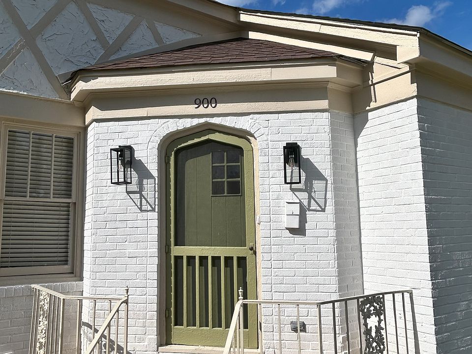 1st image of 900 Pinehurst Pl