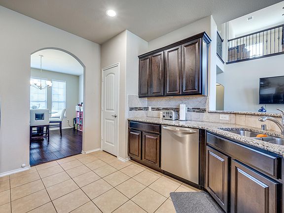 4th image of 821 Lake Woodland Dr