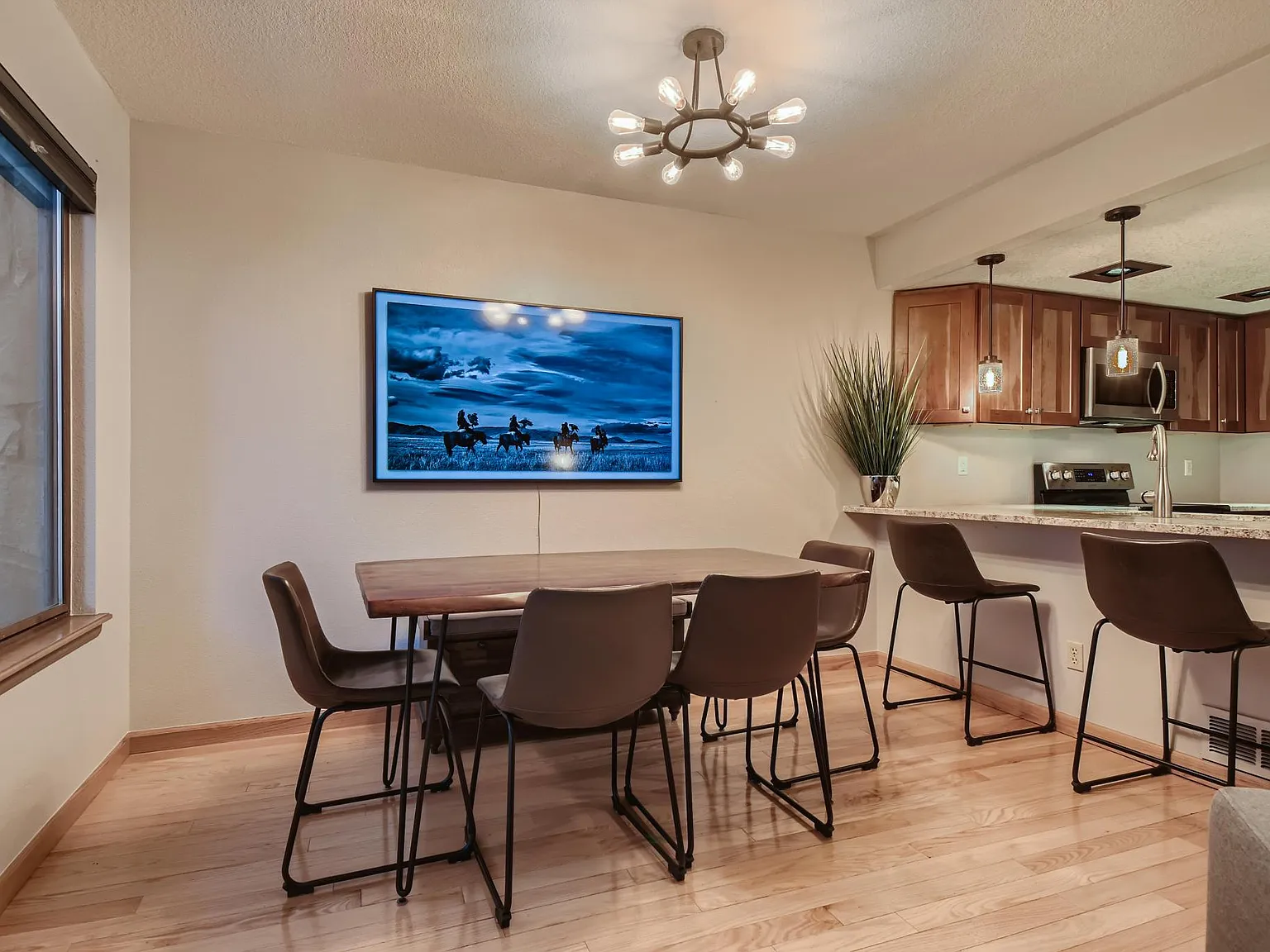 3 bed, 1355 sqft, $2,700 — Photo 2
