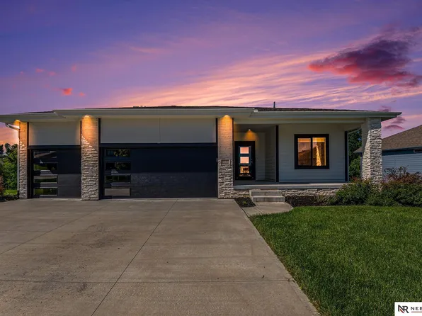 5157 Clearwater Dr, Papillion, NE 68133