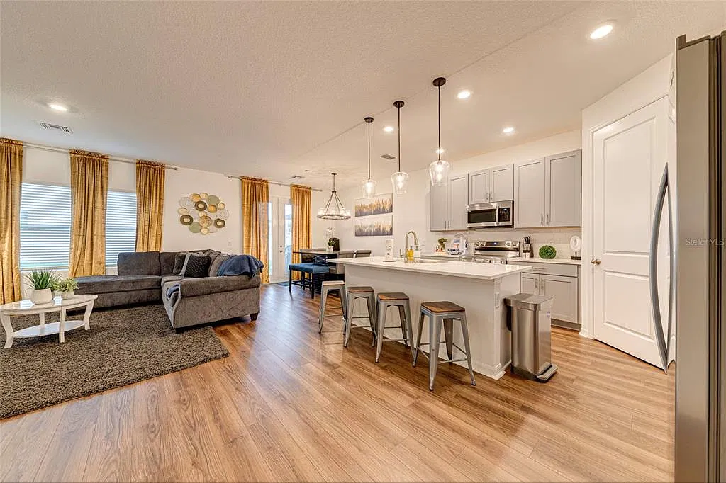 6 bed, 4.0 bath, 2804 sqft, $4,700 — Photo 4