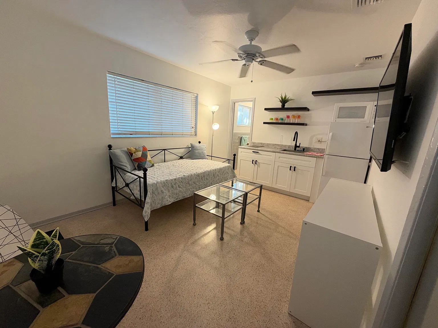 Studio, 1.0 bath, 2000 sqft, $1,350 — Photo 2