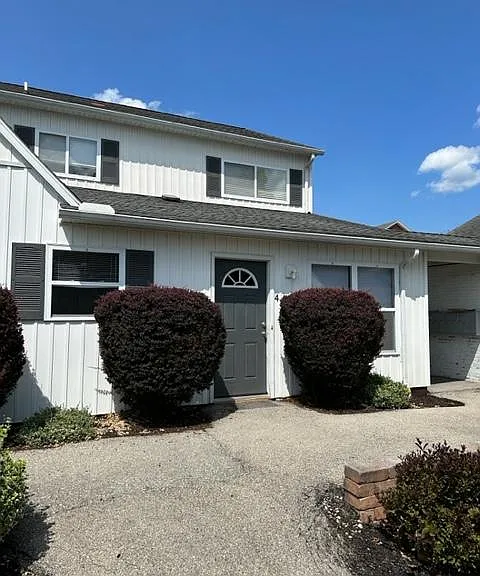 558 Broadway, Apt 4 - Exterior (in rear building, 1st floor)