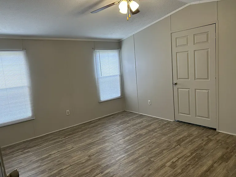 2926 Caprice Dr — Photo 10