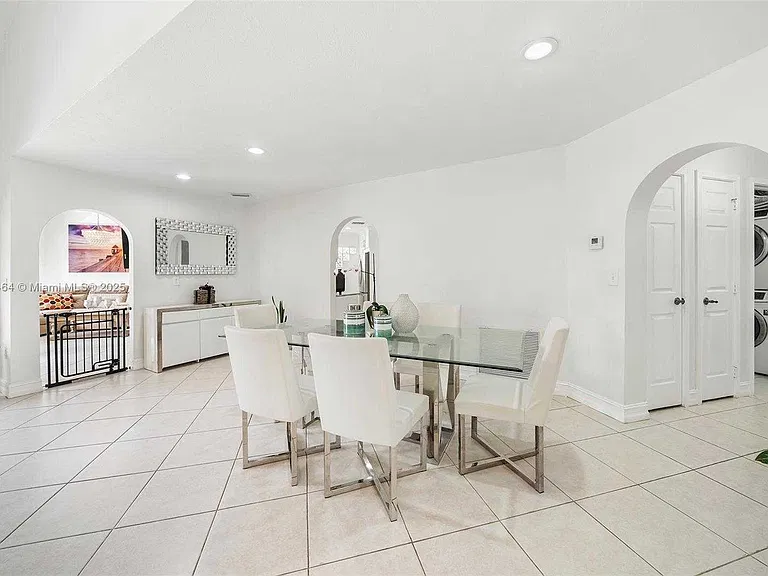 NW 18th Pl — Photo 12