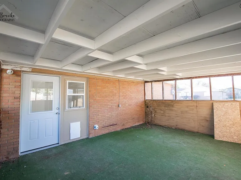 1020 W Cornelia Ave — Photo 38
