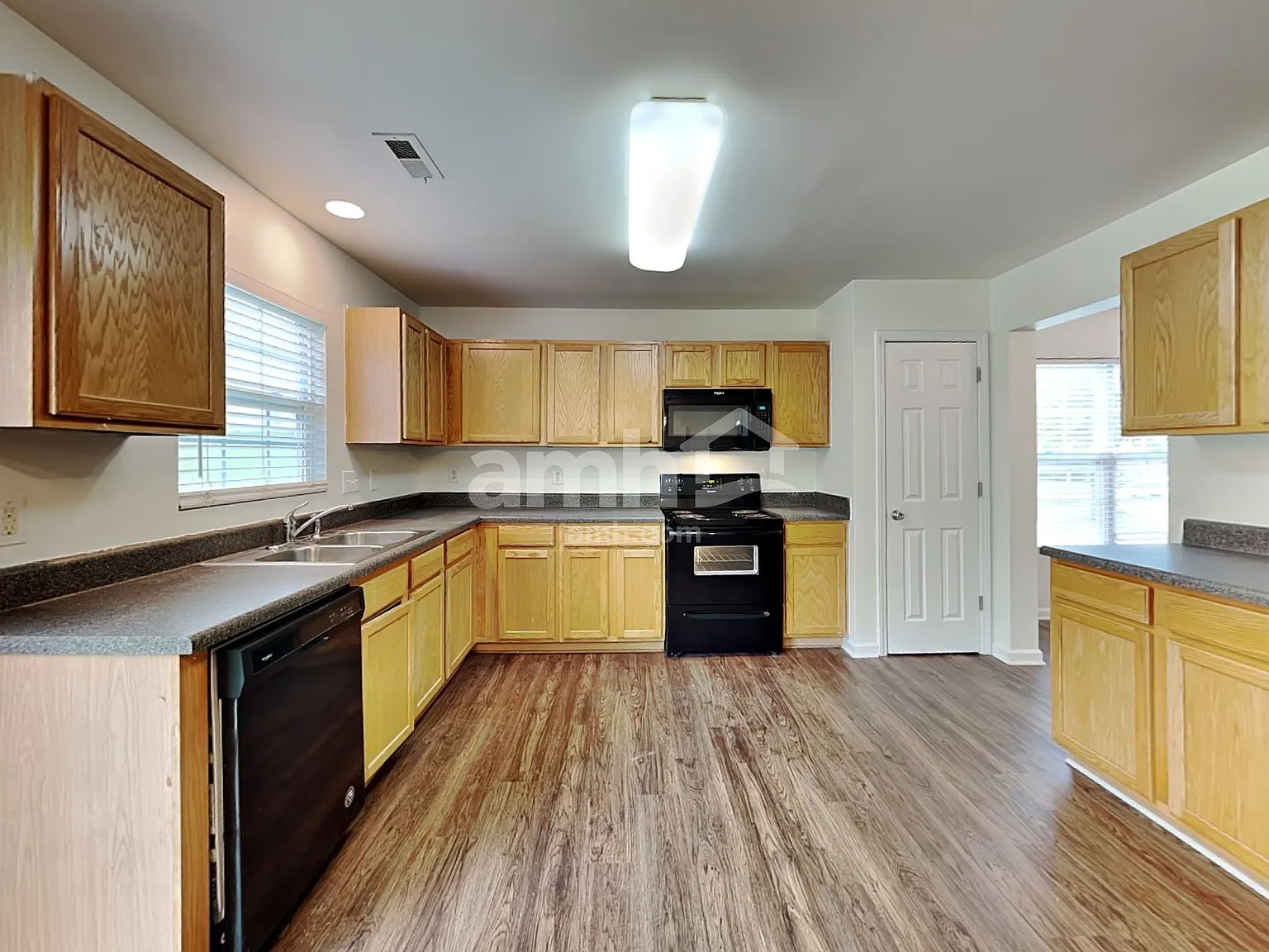 3 bed, 2.5 bath, 1867 sqft, $2,190 — Photo 3