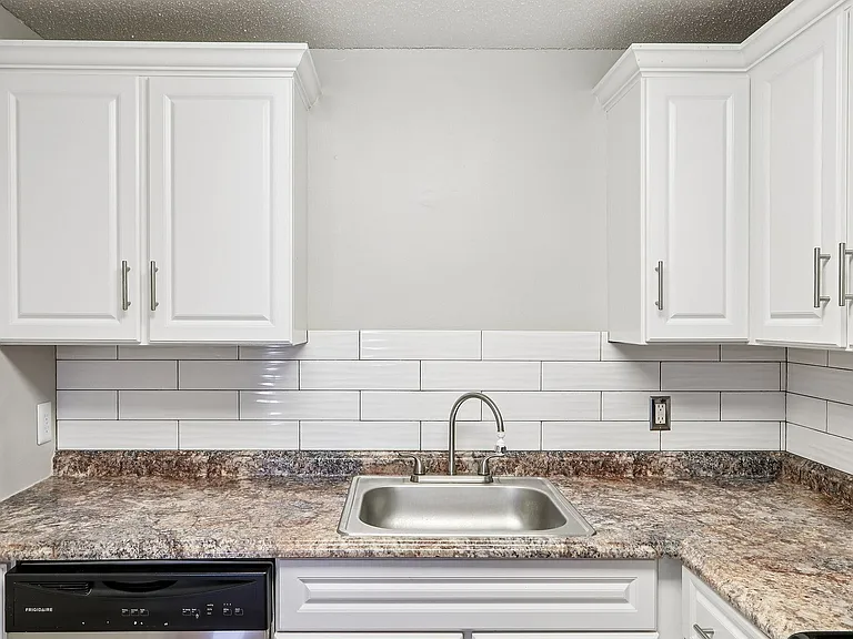 9-web-or-mls-135 Elm St 57-S0412-009