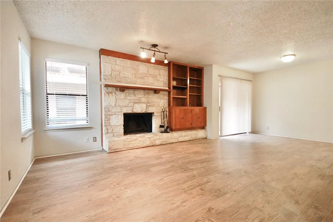 2 bed, 1.5 bath, 1136 sqft, $1,400 — Photo 2
