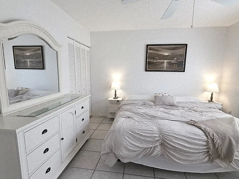 Master bedroom-king bed