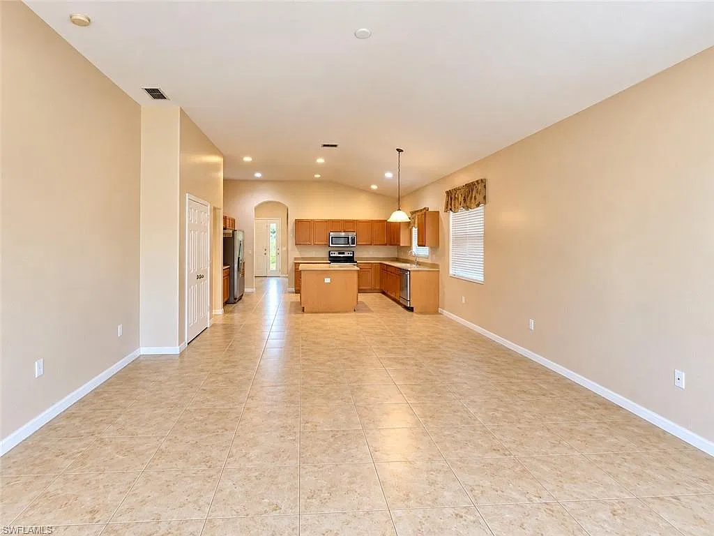4 bed, 2.0 bath, 2207 sqft, $2,900 — Photo 2