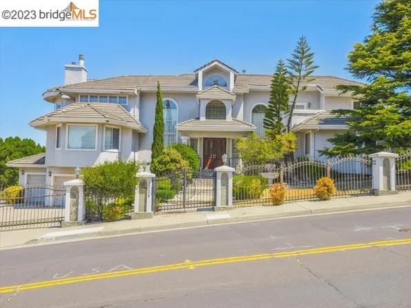 13208 Campus Dr, Oakland, CA 94619