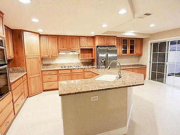 4th image of 9 Oak Hollow Ct