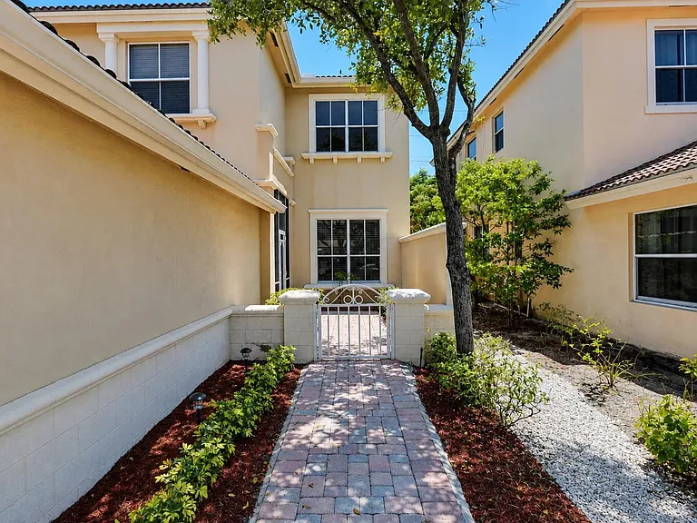 3945 Torres Cir — Photo 21