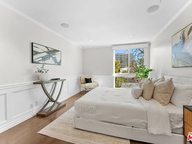 906 N Doheny Dr #311 — Photo 23