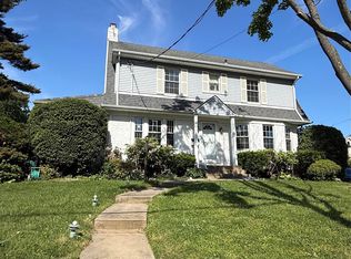 9 Forest Row, Great Neck, NY 11023