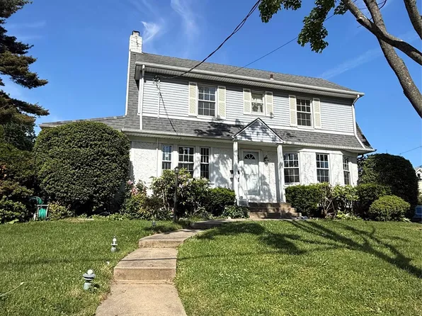 9 Forest Row, Great Neck, NY 11023
