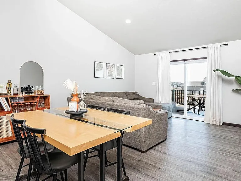 1063 Barnes Dr W — Photo 3