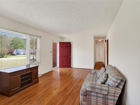 3rd image of 637 Turlington Rd