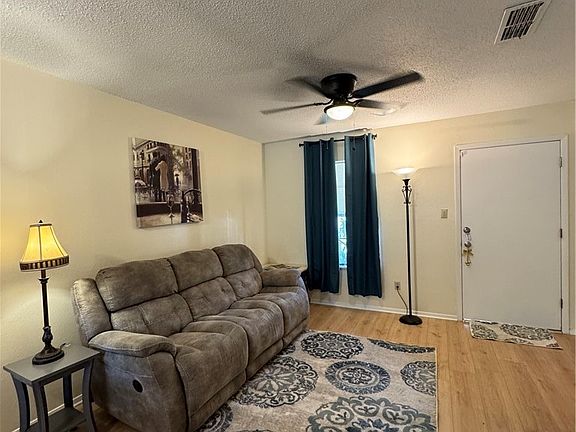 3rd image of 15 Cliffside Cir