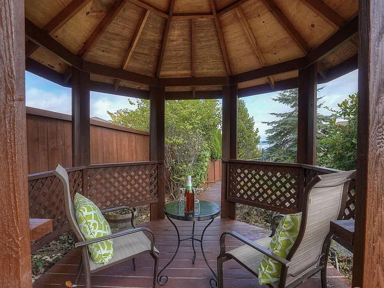 1920 Parkview Dr NE — Photo 32