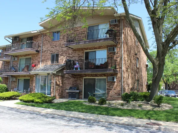 13956 Waterbury Dr APT 901, Crestwood, IL 60418