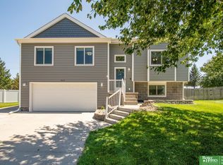 807 Edgewater Dr, Papillion, NE 68046