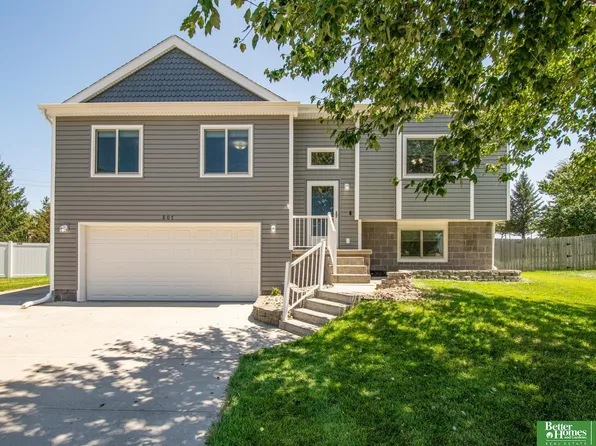 807 Edgewater Dr, Papillion, NE 68046