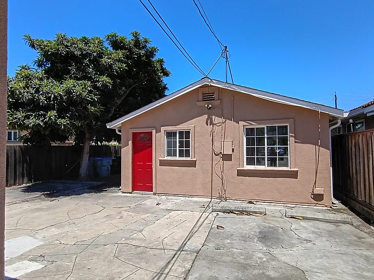1382 1/2 Locust St — Photo 1
