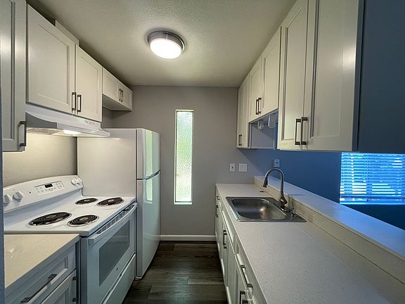 3rd image of 725 N San Joaquin St #6