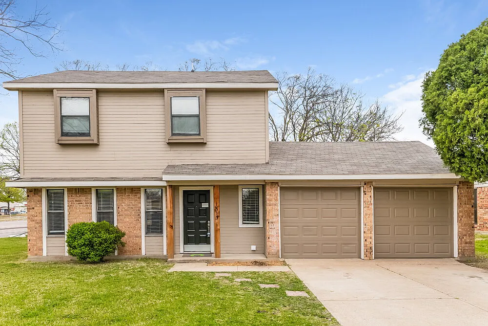 3 bed, 2.5 bath, 1400 sqft, $1,910 — Photo 1