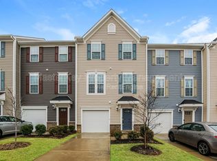 945 Arnold Place Dr, Fuquay Varina, NC 27526