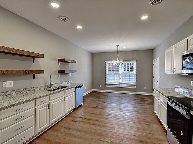 209 University Pkwy #10 — Photo 15
