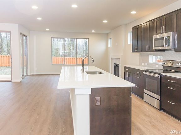 3rd image of 1658 Jefferson Ave #98