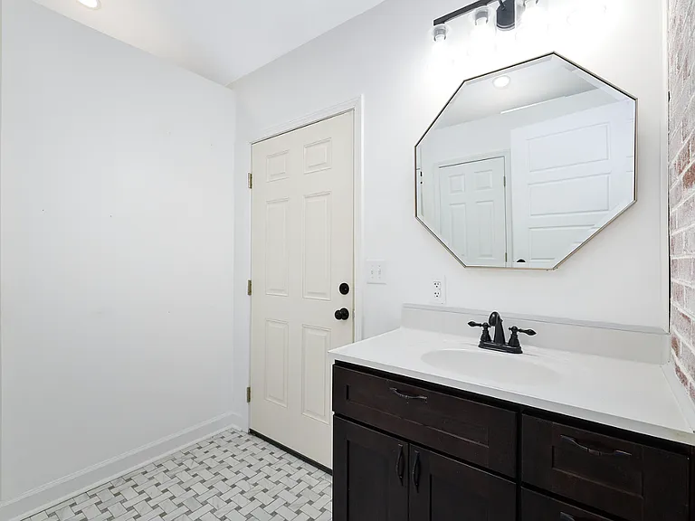 102 Tiffany Dr — Photo 9
