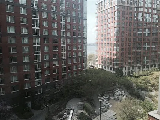 Rented by Siderow Residential Group | media 20