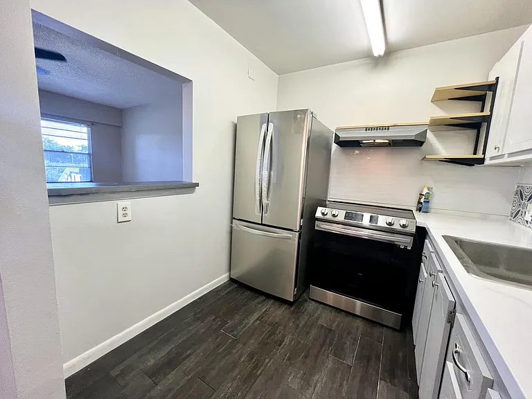 209 Suffolk E — Photo 16
