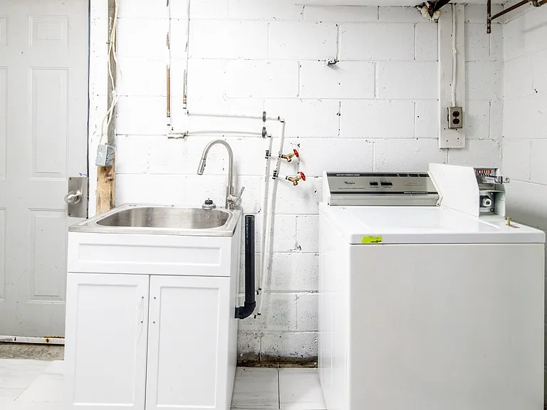 34 Robindale Ave #BASEMENT — Photo 9