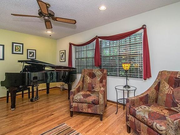 3rd image of 1806 W Henry Ave