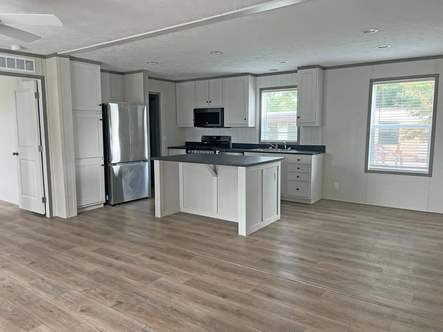 3 bed, 2.0 bath, 1160 sqft, $1,500 — Photo 3