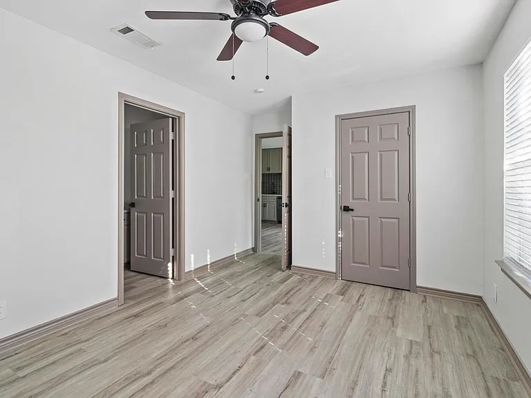 915 N Montgomery St — Photo 2