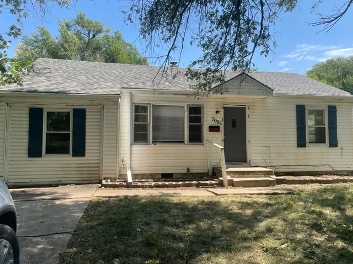 Three Bedroom Two Bath In Raytown Mo For Rent — Photo 2