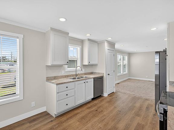 5th image of 250 Nelle Ave #15